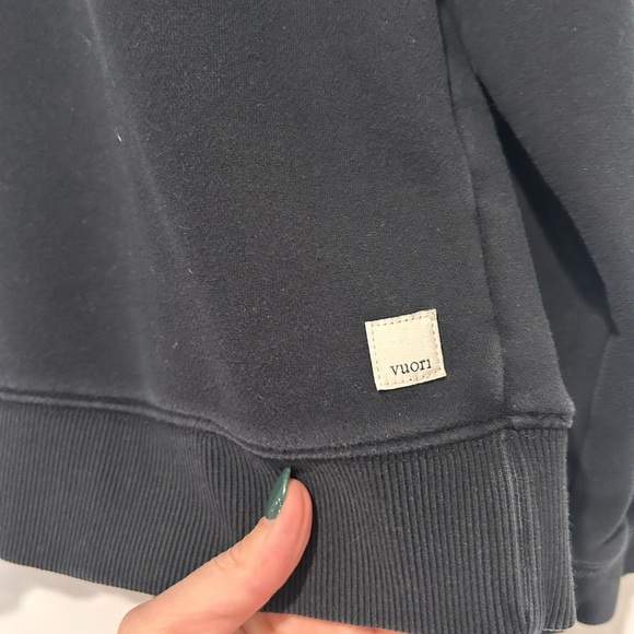 Vuori Women's Charcoal Black Halo Crewneck semi cropped Sweatshirt - Picture 2 of 10